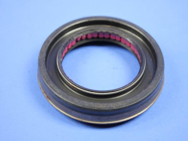 Сальник роздатки вихідного валу MOPAR 68102945AA GMC Terrain, Acadia; Dodge Journey; Chevrolet Equinox, Captiva; Cadillac STS, SRX, CTS; Buick Enclave — запчаст